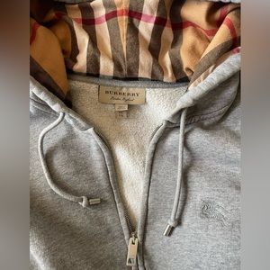 Authentic Dual Zip Hoodie By Burberry.
Size: XXL